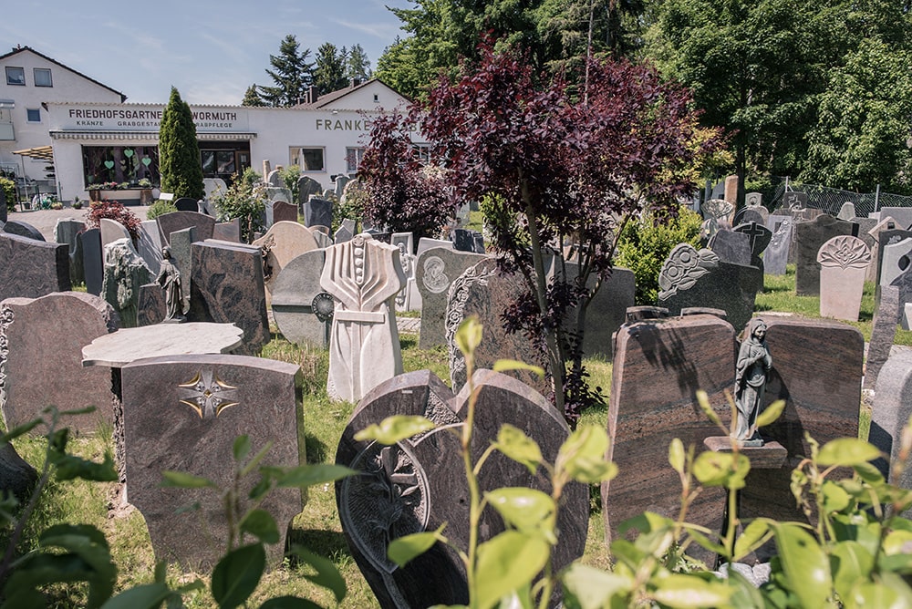 Verschiedenen Grabsteinformen und Grabsteine für Kindergräber