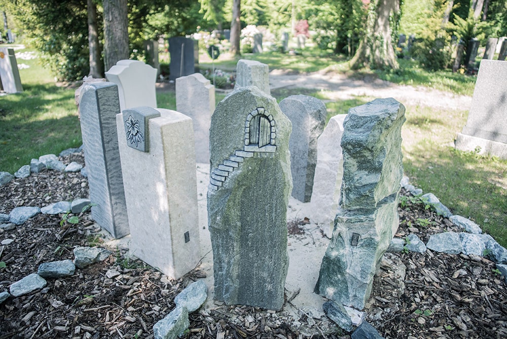 Verschiedene Arten Grabmale und Grabsteine
