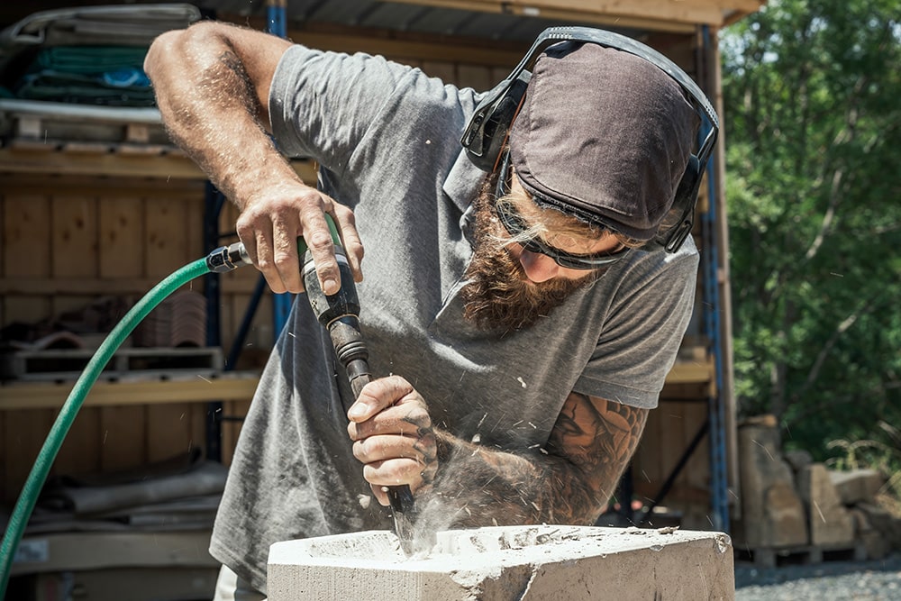 Steinschneider im Freien - Werkzeuge des Steinmetz