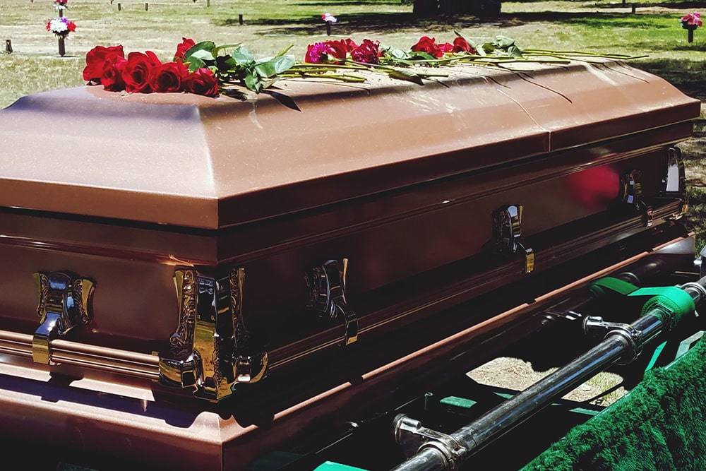 Die Bestattung im Sarg mit Rosen