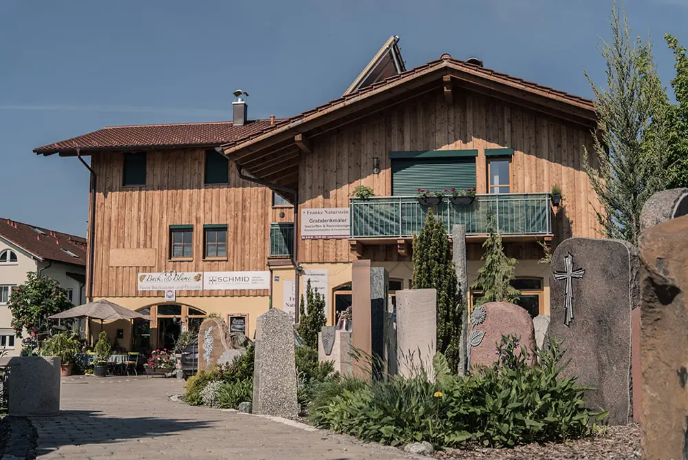 Steinmetzbetrieb Franke Naturstein auch für Kunden in Trostberg und Umgebung tätig