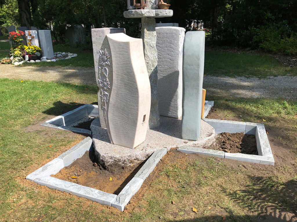 Urnenmonument von Franke Naturstein auch für Bruckmühl
