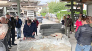 Peter Franke beim Steine spalten