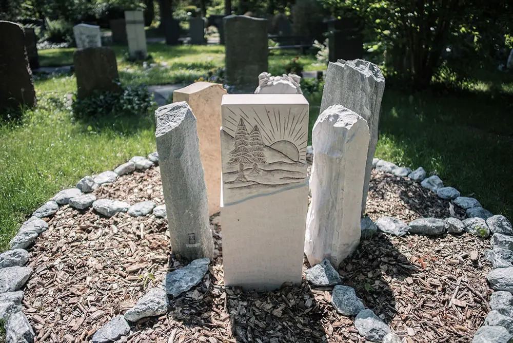 Grabdenkmäler und Friedhof in Albaching