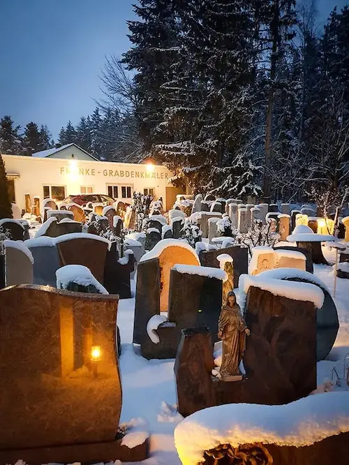 Die Auswirkungen des Winters auf das Setzen von Grabsteinen