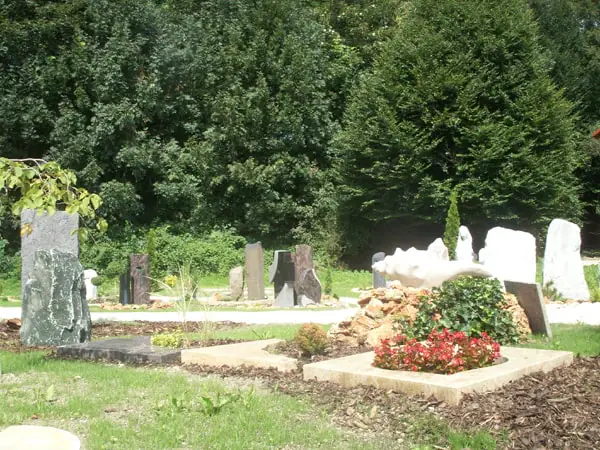 Auswirkungen der Unwetter auf verschiedene Grabsteinarten