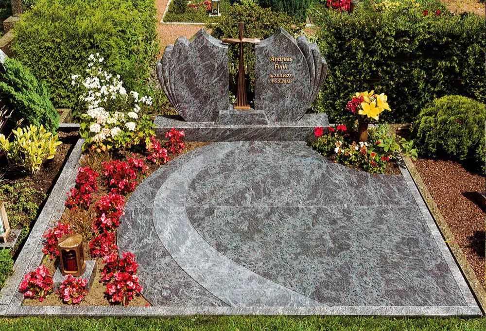 Platte für Urnengrab mit Blumen