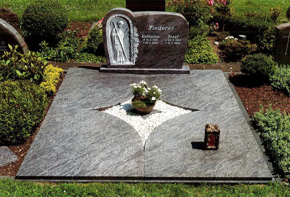 Grabgestaltung mit einer Grabplatte und Grabstein