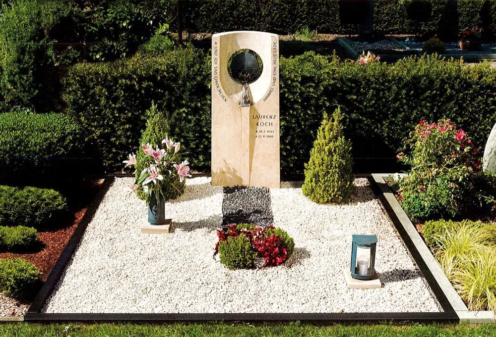 Platte für Urnengrab mit Kies und Grabsteine