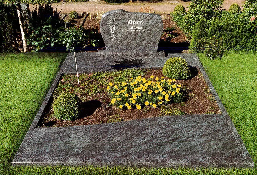 Pflege und Montage einer Grabplatte mit Grabstein