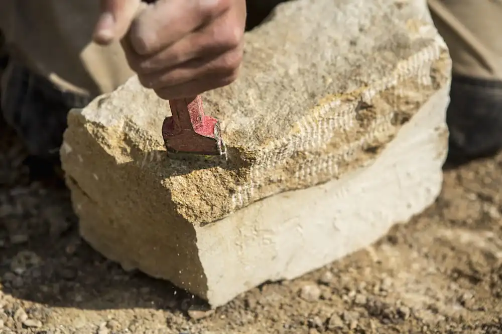 Franke Naturstein - Bearbeitung eines Kalksteinblocks mit dem Meißel